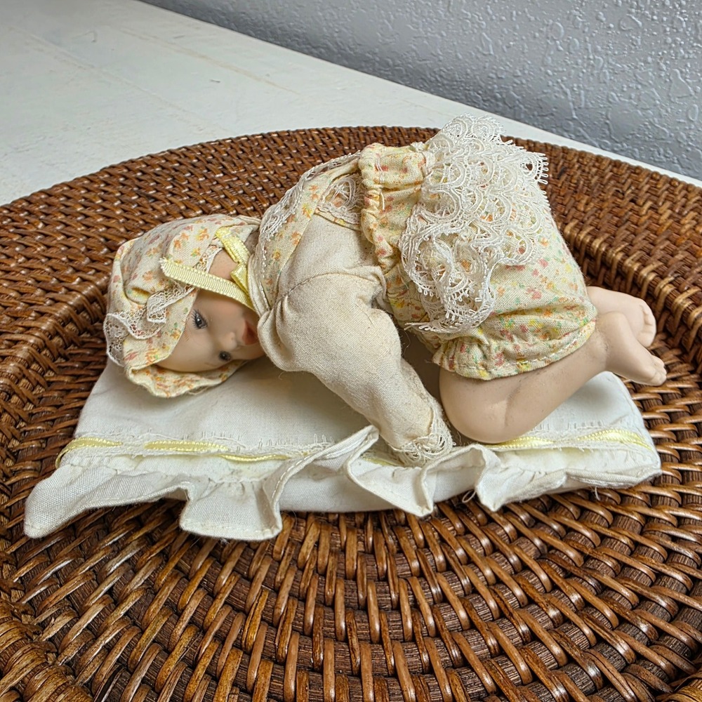 1990s Ashton-Drake Galleries Picture Perfect Baby 'Lisa' Tummy Time Lace Floral